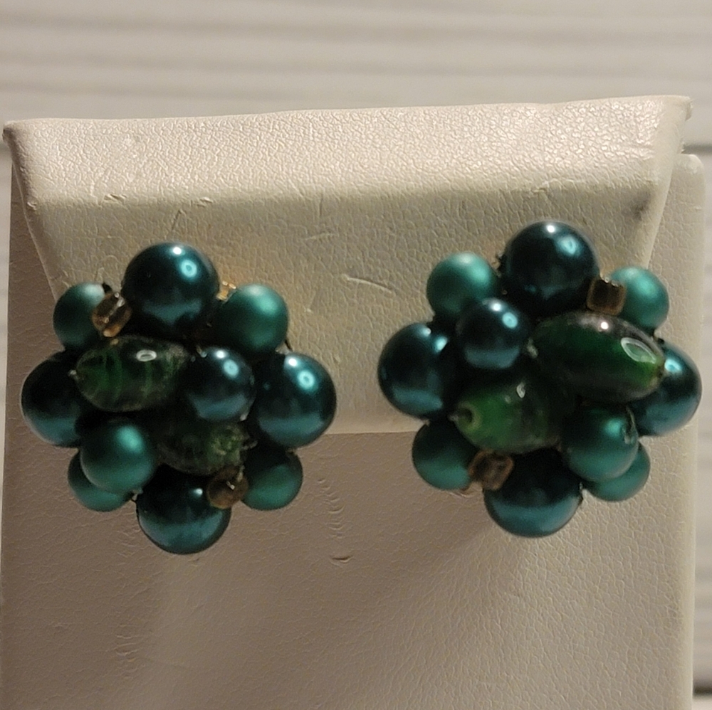 Vintage 1950s 60s Japan Teal Green Beaded Cluster Clip On Earrings